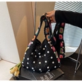 Detail einer handgehäkelten schwarzen Tasche mit Blumenmuster und Perlenbesatz - Schwarz
