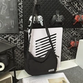 Detail der wasserdichten schwarzen Nylontasche mit verstellbarem Gurt und Markenlogo - Schwarz