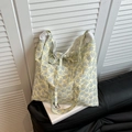 Borsa tote in tela a fiori bianco panna con fiori blu e dettagli in pizzo fine - Blu