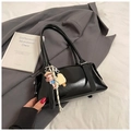 Sac polochon noir brillant avec breloques mignonnes et longue bandoulière pour femme - Noir (avec pendentif)