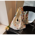 Häkel-Einkaufstasche in Off-White mit bunten Blumenmustern und Perlenverzierung - Gebrochenes Weiß