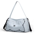 Détail du sac de voyage bleu clair avec logo MV noir et cordons de serrage robustes - Bleu