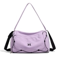 Détail du sac de sport lavande avec logo MV noir et bandoulière réglable chic - Violet