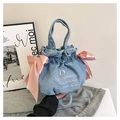 Borsa a secchiello in denim azzurro con grandi fiocchi di raso rosa e ricami fini - Azzurro