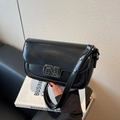 Bolso bandolera negro elegante con logotipo N de metal plateado y solapa a la moda - Negro