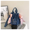 Secchiello in denim blu scuro con fiocchi in raso rosa e ricami dorati eleganti - Blu scuro