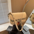 Bolso bandolera beige minimalista con hebilla plateada en N y correa ajustable - Blanco Roto