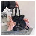 Borsa a secchiello in denim nero con fiocchi in raso rosa e ricami di stile - Nero
