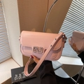 Bolso de hombro en cuero rosa con hebilla plateada en N y correa ajustable de estilo sobrio - Rosa