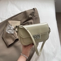 Bolso bandolera de cuero verde claro con hebilla plateada y correa ajustable - Verde