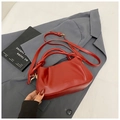 Bolso tipo cubo de nube roja plisada en cuero sintético con asa de nudo y oro - Rojo (Sin Colgante)