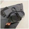Bolso tipo cubo plisado en negro con asa anudada y correa ajustable elegante - Negro sin Colgante