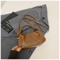 Bolso tipo cubo plisado marrón con correa ajustable sobre un traje gris - Marrón Sin Colgante