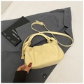 Bolso tipo cubo plisado beige de moda con correa sobre ropa formal - Amarillo sin colgante