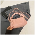 Bolso saco plisado rosa con hebilla metálica y correa ajustable sobre un traje - Rosa Sin Colgante