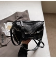 Detalle de bolso bandolera trenzado negro con cadena floral y etiqueta de cuero - Negro
