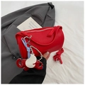 Bolso bandolera cilíndrico rojo con patrón de lichi y colgante de elefante pequeño - Con Colgante de Elefante / Rojo