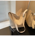 Détail du sac seau beige en cuir grainé avec bandoulière à boucle dorée ajustable - Blanc Cassé