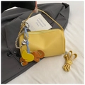 Bolso cilíndrico amarillo con patrón de lichi, amuleto de elefante y correa de hombro - Con Colgante de Elefante / Amarillo