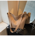 Détail du sac seau beige minimaliste avec texture cuir grainé et bandoulière réglable - Kaki
