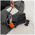 Bolso Boston de cuero granulado negro con colgante de poni y correa ajustable - Con Colgante de Elefante / Negro