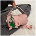 Bolso cilíndrico rosa con colgante de elefante y correa de hombro ajustable - Con Colgante de Elefante / Rosa