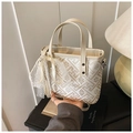 Dettaglio borsa a secchiello bianca con stampa floreale geometrica e fiocco in pizzo - Bianco