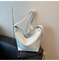 Détail d'un sac seau en cuir grainé blanc avec inscription Fashion Trend et large bandoulière - Bleu