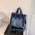 Sac fourre-tout en denim délavé bleu foncé avec bords effilochés et anses chic - Bleu Dégradé