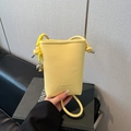 Gele emmertas van kiezelleder met een zilveren hartvormige hanger en een lange schouderband - Geel