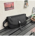 Detail van zwarte crossbody tas met geruite flap en plastic gespsluiting - Zwart