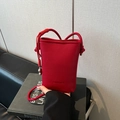Rode mini crossbody emmertas in lycheeleer met beertje hanger en dunne schouderriem - Rood