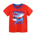 T-shirt rossa da bambino in cotone con colletto blu e stampa squalo RESPECT THE LOCALS - 2Y / Rosso e Blu
