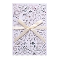 Dettaglio dell'invito in pizzo bianco tagliato al laser con fiocco crema e fiori - Bianco
