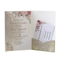 Detail der glitzernden gold-lasergeschnittenen Hochzeitseinladung mit rosa Roseneinlage und RSVP - Hellgold Glitzer