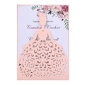 Detail der rosa lasergeschnittenen Hochzeitskarte mit elegantem Brautkleid-Design - Hellrosa