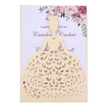Nahaufnahme der lasergeschnittenen Hochzeitseinladung mit eleganter Silhouette der Frau - Weißgold