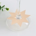 Detalle de tarjeta de lugar en papel kraft con forma de estrella en tallo de copa - Estrella Crema de Joyería