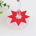 Primer plano de una tarjeta de estrella roja para marcar y decorar copas de vino - Rojo Perlado