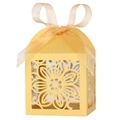 Macro-opname van een lasergesneden hibiscus geschenkdoos met gouden glans en lintstrik - Goud
