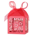 Detail van rood lasergesneden bruiloft snoepdoosje met een transparante organza strik - Parelrood