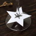 Tarjetas de mesa con forma de estrella blanca para copas en fondo de madera - 50 Unidades/Paquete (7cm) / Blanco
