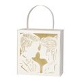 Λεπτομέρεια από λευκό κουτί γλυκών γάμου laser-cut με ρομαντικό διάτρητο σχέδιο ζευγαριού - Ελεφαντόδοντο