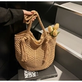 Große beige geflochtene Tragetasche mit Häkelmuster und langen Fransenanhängern - Khaki