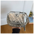 Detailansicht der silbernen Stepptasche mit Metallverschluss und dicker Kettenschulter - Silber