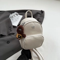 Petit sac à dos blanc en cuir grainé avec un adorable porte-clés caniche marron - Blanc avec pendentif