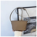 Detaillierte Makroansicht der braunen Lederstruktur mit Lychee-Narbung der Bucket-Bag - Khaki