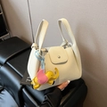 Sac seau en cuir crème à poignées et breloque éléphant jaune fantaisie - Blanc