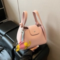 Sac seau en cuir grainé rose avec charm éléphant mignon et boucle en métal argenté - Rose