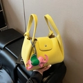 Sac seau jaune texture litchi avec pendentif éléphant coloré et boucle argentée - Jaune